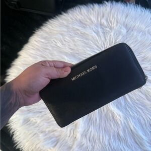 Michael Kors Elegant Black Zip Wallet